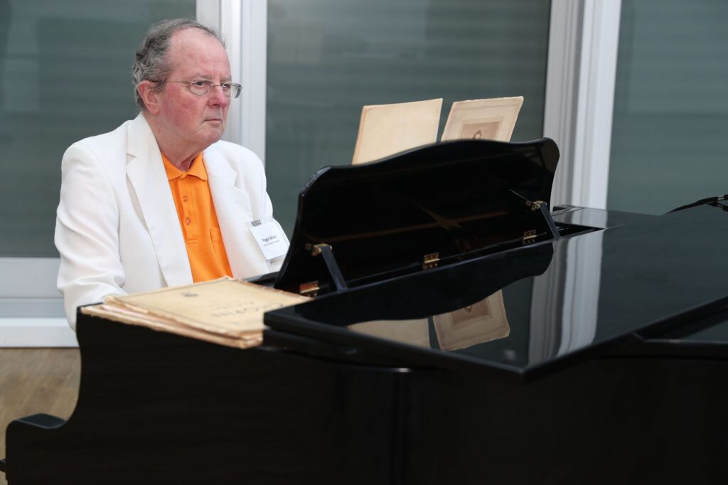 Roger_Allen_playing_piano